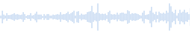 屋内の遊び場での子供の声や笑い声など