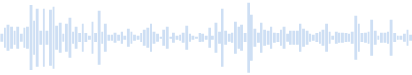 Sound Un piccolo gruppo di bambini che gioca in un parco giochi, facendo molto rumore, primo piano, voci di adulti